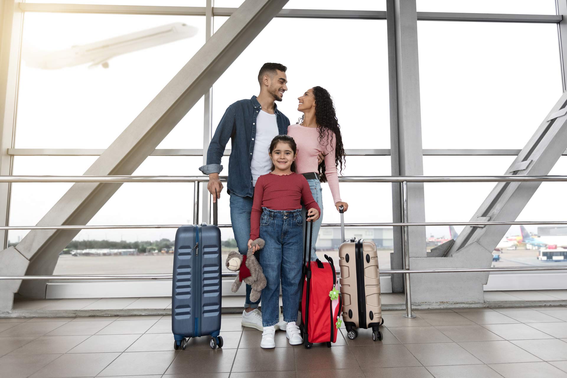 nina linda sus padres jovenes parados juntos terminal aeropuerto